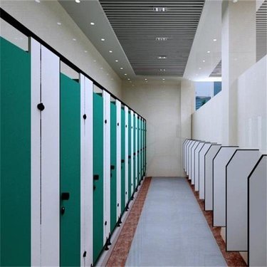 山東領(lǐng)揚新型建材 引領(lǐng)現(xiàn)代衛(wèi)生間隔斷新潮流
